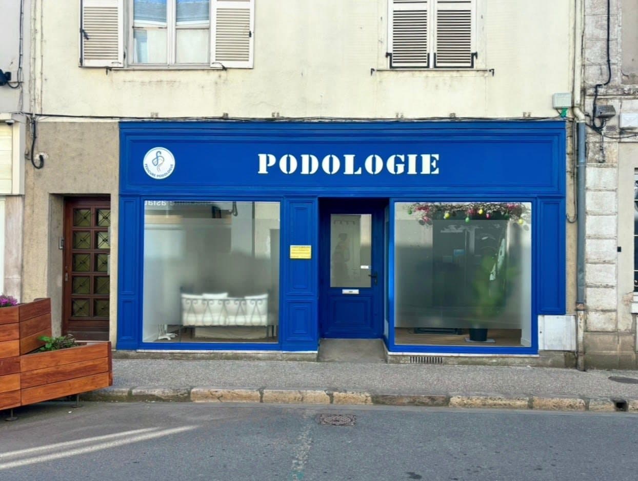 Devanture bleue du cabinet de podologie, rue de Chartres à Bonneval
