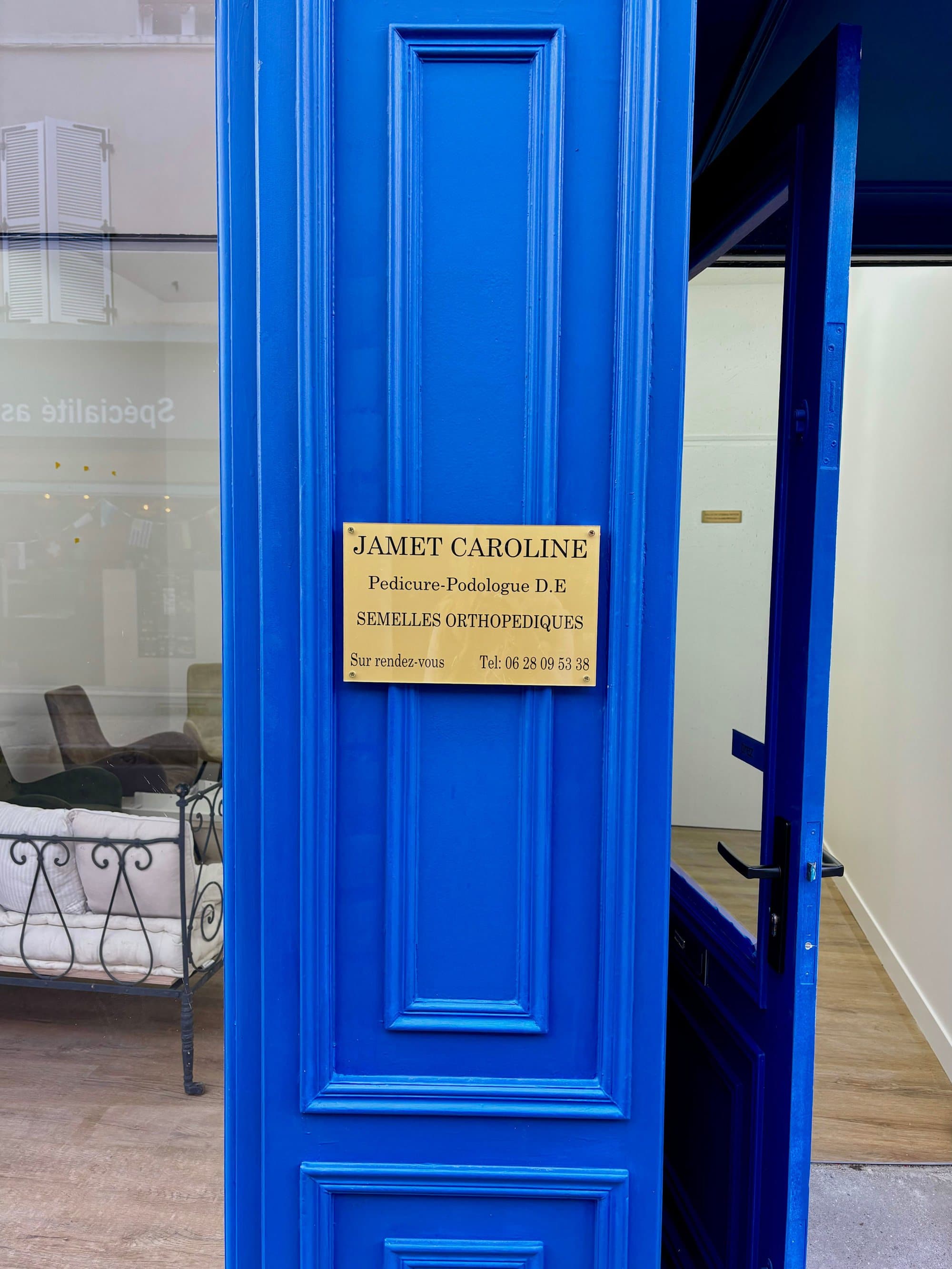 Plaque professionnelle sur la porte du cabinet