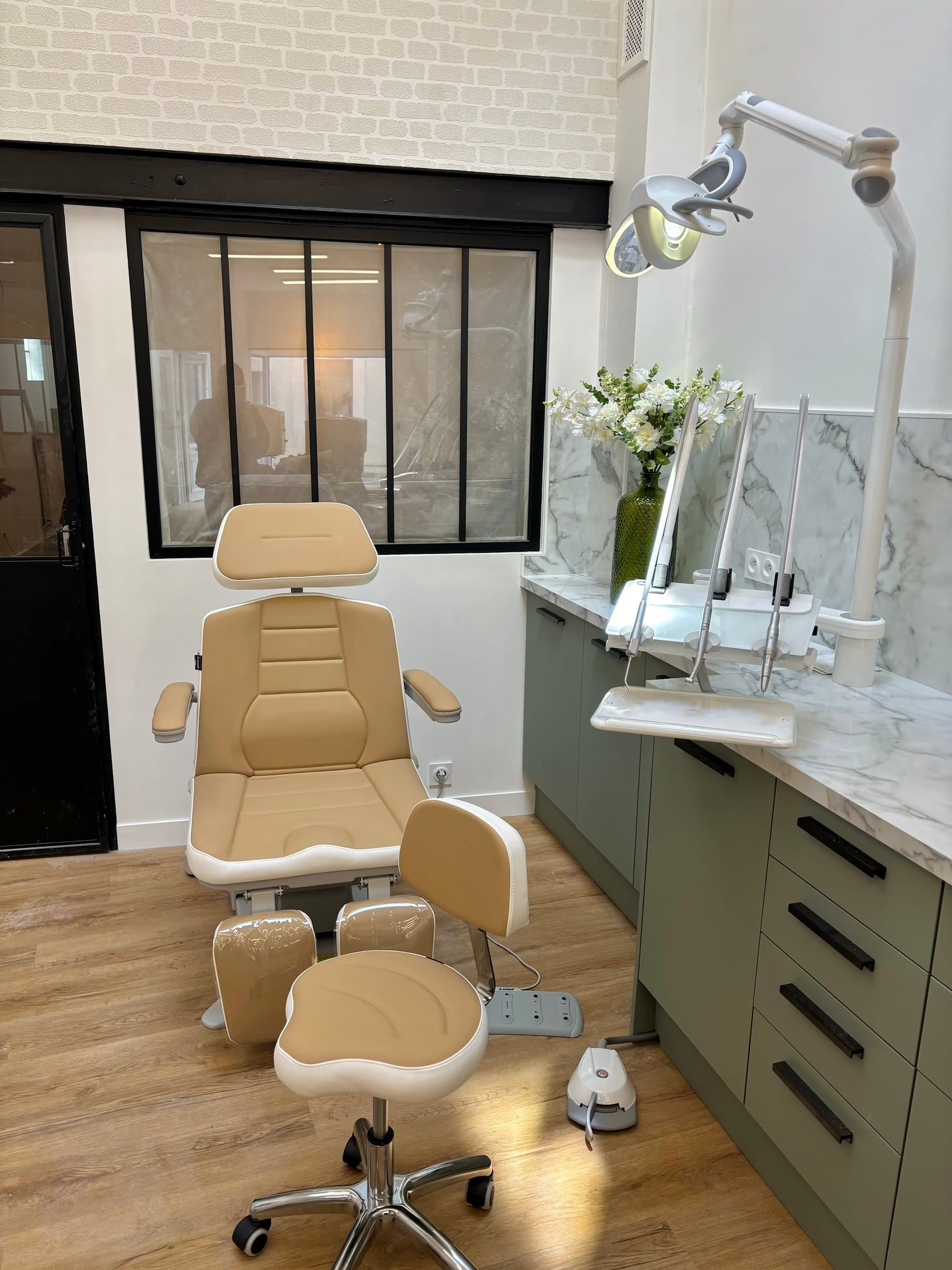 Salle de soins du cabinet : fauteuil de pédicurie et verrière