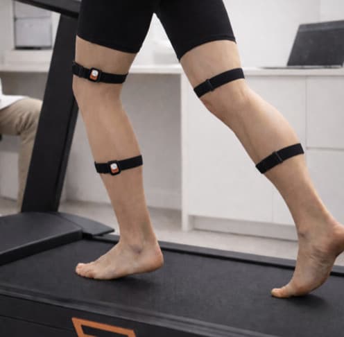 Capteurs inertiels fixés sur les cuisses et les tibias d’un coureur, sur tapis de course