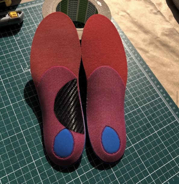 Paire de semelles sur mesure, renfort carbone et pastilles d’amorti au talon